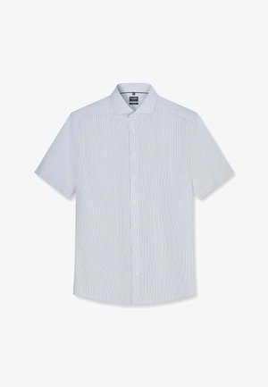 Hellblaues, kurzärmliges Hemd mit Knopfleiste, weißen vertikalen Nadelstreifen und spitzem Kragen, flach auf weißem Hintergrund gelegt.
