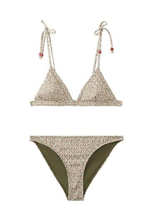 Bikini de dos piezas con top de triángulo y parte inferior de tiro bajo en un patrón floral verde y beige, con tiras ajustables para atar.