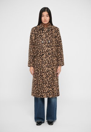Manteau à imprimé léopard, à double boutonnage avec de grands boutons, poches latérales et col classique. Fabriqué en tissu texturé, design longueur genoux.