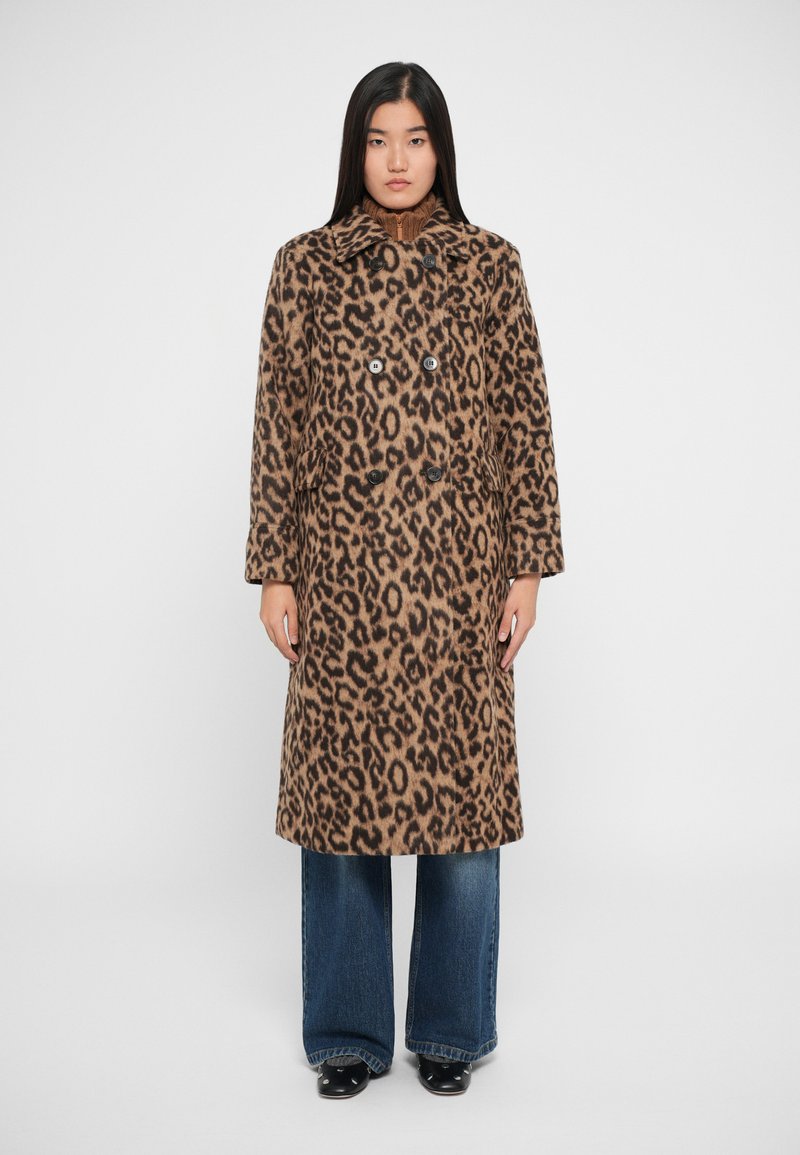 Cappotto doppiopetto con stampa leopardata, caratterizzato da grandi bottoni, tasche laterali e un colletto classico. Realizzato in tessuto testurizzato, design lungo fino al ginocchio.