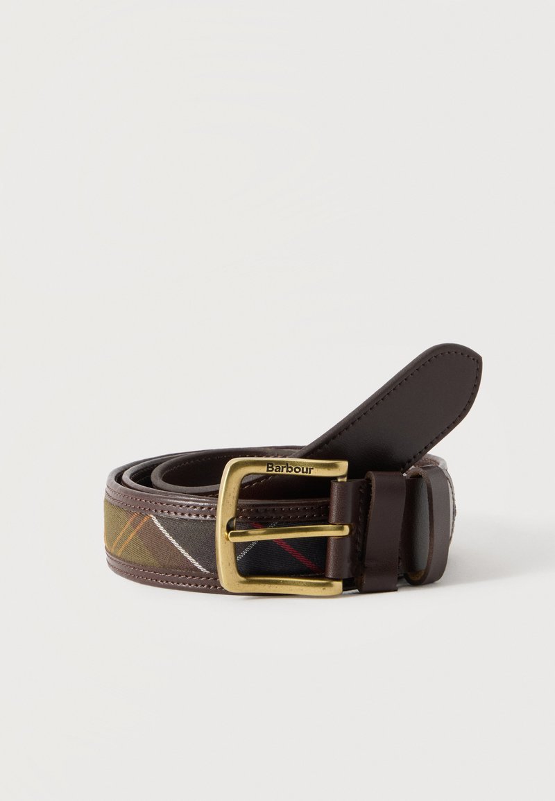 Ceinture en cuir marron roulée avec boucle en laiton et logo Barbour, avec une incrustation en tissu tartan multicolore.