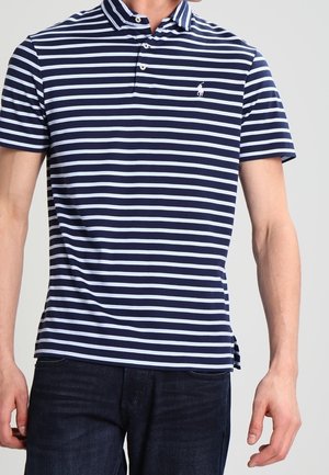 Marineblauwe en lichtblauwe gestreepte polo met een knoopsluiting bij de kraag en een klein logo op de borst, gemaakt van een zacht materiaal.