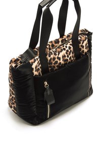 Borsa a mano con stampa leopardata nera e beige, con texture imbottita, dettagli in oro sulla zip e doppi manici neri. Presenta una tasca laterale con chiusura a zip.