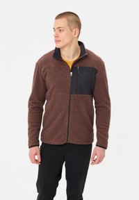 Giacca in fleece con un corpo marrone testurizzato e una tasca sul petto nera. Presenta un colletto alto, zip e dettagli a contrasto.