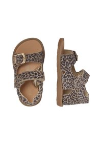 Sandály s leopardím potiskem, dvojitými popruhy, zlatými přezkami a hnědou gumovou podrážkou; měkký textilní svršek, otevřený design pro větrání.
