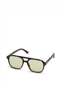 Rechthoekige zonnebril met schildpadprint, geel getinte glazen en een dubbele brug, liggend op een witte ondergrond.