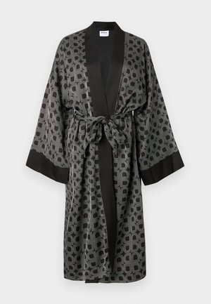 Halat de tip kimono negru, confecționat dintr-un material fin, cu un model abstract gri, mâneci largi și talie legată cu un detaliu nod.