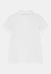 Vit polo med korta ärmar, klassisk krage och slät bomullstextur. Enkel design, inga mönster eller dekorationer.