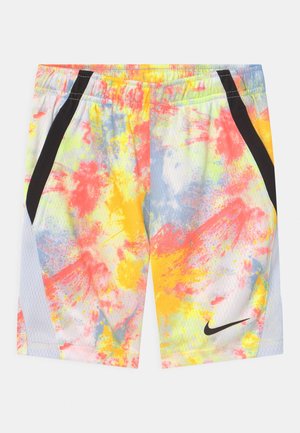 Kinder-Athletikshorts mit farbenfrohem gelbem, orangefarbenem und blauem Farbspritz-Design und schwarzen diagonalen Akzenten an den Seiten, mit schwarzem Nike-Logo.