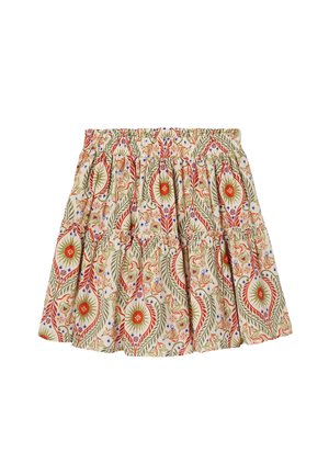 Jupe imprimée florale avec des empiècements froncés, taille élastique, dans des couleurs crème, rouge, vert et bleu, avec une texture de tissu lisse.