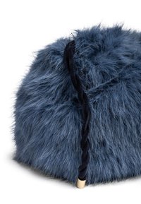 Borse in pelliccia sintetica blu con forma arrotondata, caratterizzata da una tracolla intrecciata nera e dettagli in oro. Texture morbida con un aspetto soffice.