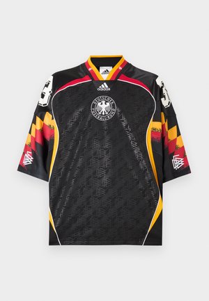Maglia da calcio nera con motivo geometrico, caratterizzata da accenti rossi, gialli e neri. Include il logo della Federazione Calcistica Tedesca e il numero 13.