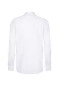Camisa blanca de manga larga, con cuello abotonado, material de algodón, textura suave, vista trasera con detalles de botones en los puños y dobladillo curvado.