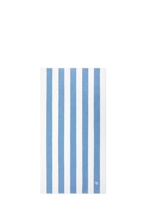 Asciugamano in cotone a righe con strisce alternate di blu chiaro e bianco. Presenta una superficie testurizzata e un piccolo logo nell'angolo in basso.