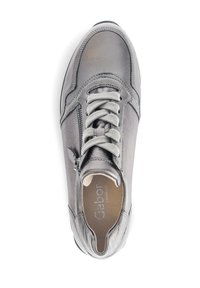 Grijze leren sneaker met een gestructureerde afwerking, voorzien van een vetersluiting aan de voorkant en een zijrits, een afgeronde neus en een gewatteerde inlegzool met het opschrift "Gabor comfort."