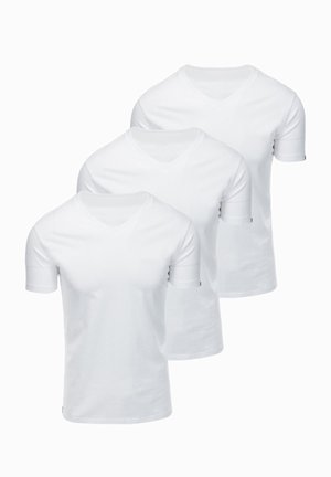 Drie eenvoudige witte T-shirts met korte mouwen en V-hals, overlappend en gelijkmatig verdeeld op een lichte achtergrond weergegeven.