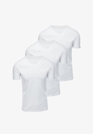 Drei schlichte weiße T-Shirts mit kurzen Ärmeln und V-Ausschnitt, überlappend und gleichmäßig verteilt auf einem hellen Hintergrund dargestellt.