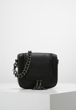 Borsa a tracolla nera in pelle con finitura testurizzata, tracolla a catena, patta frontale e dettaglio a frangia sulla cerniera. Forma rettangolare compatta.