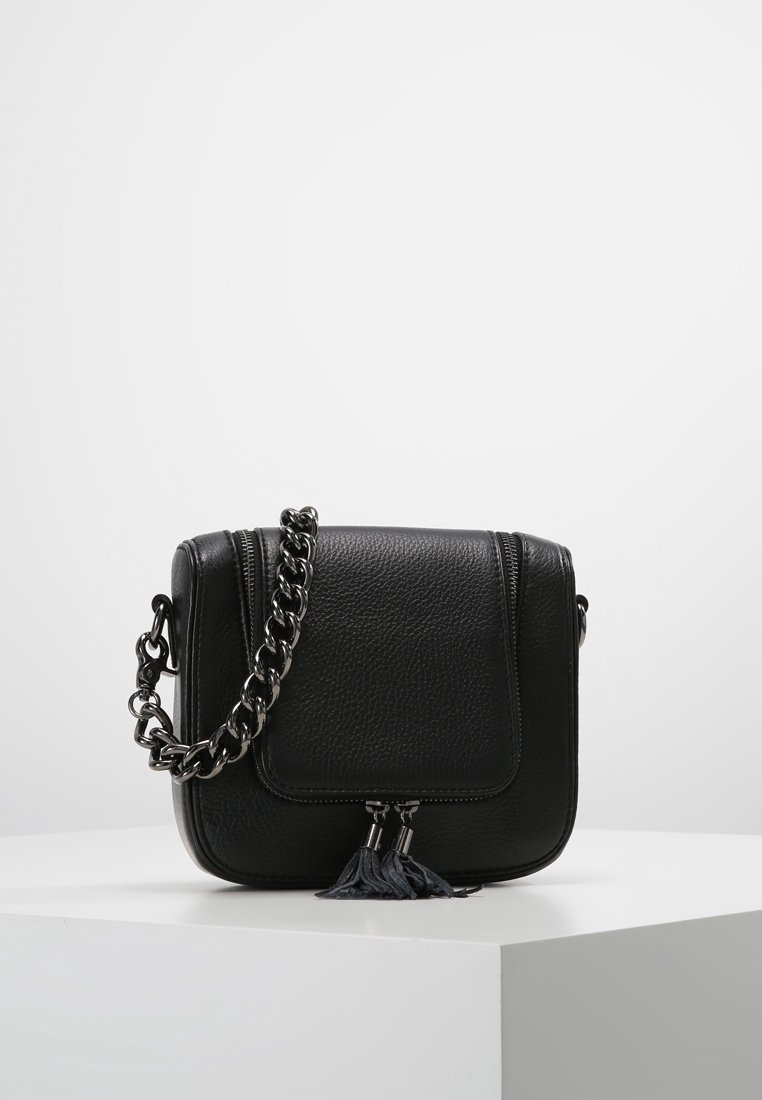 Borsa a tracolla nera in pelle con finitura testurizzata, tracolla a catena, patta frontale e dettaglio a frangia sulla cerniera. Forma rettangolare compatta.