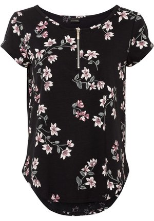 Top nero a maniche corte con motivo floreale rosa e verde. Materiale morbido con orlo arrotondato, indossato con pantaloni marroni in similpelle.