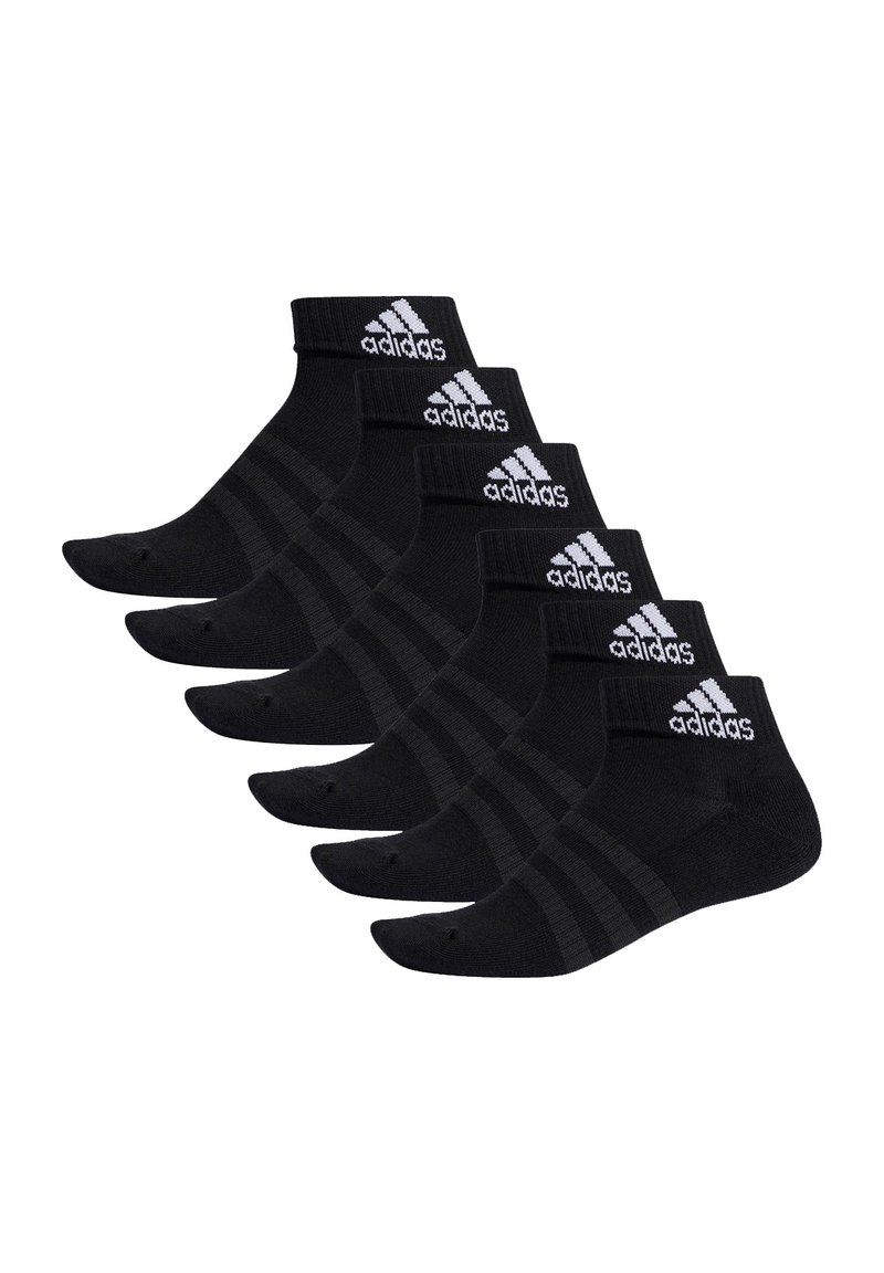 Schwarze Sport-Socken, Sechser-Pack, mit geripptem Bündchen und weißem Adidas-Logo. Aus strukturiertem Stoff mit verstärkter Ferse und Spitze.