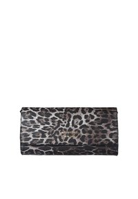 Portafoglio clutch in tessuto stampato con motivo leopardato e texture liscia. Presenta un logo in tonalità oro, forma rettangolare e design a pieghevole.