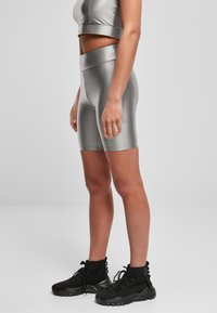 Urban Classics LADIES HIGHWAIST SHINY METALLIC CYCLE SHORTS - Leggingek - Nadrágok - darksilver