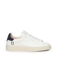 Zapatilla blanca de cuero con acento en el talón en azul marino, puntera redonda, parte frontal plana con cordones y suela de goma crema. Diseño minimalista con detalle de logo cuadrado.
