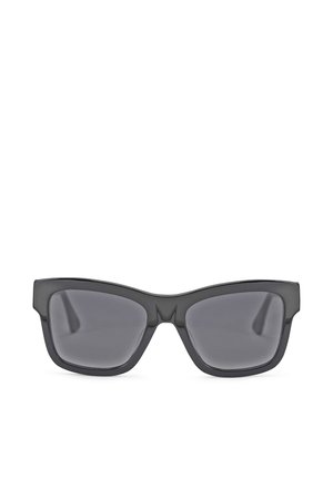 Czarne okulary przeciwsłoneczne z grubą, kanciastą oprawką, wyposażone w ciemne soczewki i gładkie, błyszczące wykończenie. Kształt przypomina zmodyfikowany design typu kocie oko.