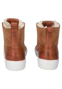 Ruske suède ankelstøvler med hvide gummisåler, som har en blød fleece-fóring og en bageste trækflap for nem påtagning.