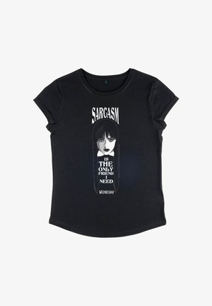 Schwarzes T-Shirt mit einer Graustufen-Grafik eines Mädchens mit Zöpfen und dem Text "Sarkasmus ist der einzige Freund, den ich am Mittwoch brauche."
