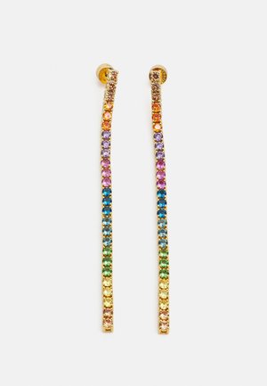 Lange guldringøreringe med små runde flerfarvede ædelstene arrangeret i regnbuens rækkefølge fra top til bund.