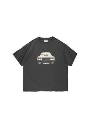 Ciemnoszary t-shirt z krótkimi rękawami z grafiką vintage samochodu z przodu, przedstawiającą przedni widok samochodu i tablicę rejestracyjną z napisem "PR OSTO."