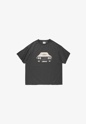 Ciemnoszary t-shirt z krótkimi rękawami z grafiką vintage samochodu z przodu, przedstawiającą przedni widok samochodu i tablicę rejestracyjną z napisem "PR OSTO."