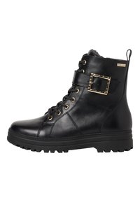 Bottine en cuir noir avec un bout rond, un laçage à l�’avant, une boucle en métal doré et une semelle texturée pour une meilleure accroche. Dispose d’un intérieur doux.