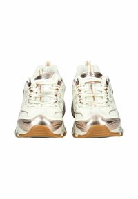 Białe buty sportowe z metalicznymi akcentami w kolorze różowego złota, wykonane z siateczkowych i syntetycznych materiałów, sznurówki oraz teksturowana gumowa podeszwa.