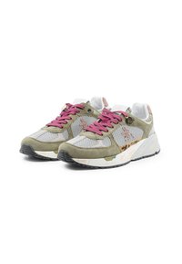 Sneakers sportivi con tomaia in rete e suede verde oliva, dotati di lacci rosa, suola ammortizzata e sottili accenti di branding.