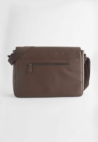 Brun læder messenger bag med justerbar skulderrem, klaplukning og frontlomme med lynlås. Glat tekstur og rektangulær form.