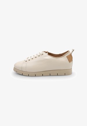 Zapatillas de cuero de color beige claro con puntera redondeada, suela de goma blanca y detalles de cuero marrón en el talón. Cuenta con seis ojales para los cordones.