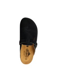 Scarpa slip-on in pelle nera con punta arrotondata, dotata di una singola fascetta regolabile e di un plantare di colore naturale. Logo del marchio visibile all'interno.