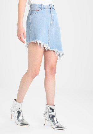 Denim minirok in lichtblauw met een ruwe zoom. Heeft een licht asymmetrisch ontwerp en klassieke vijfzakkenstijl.
