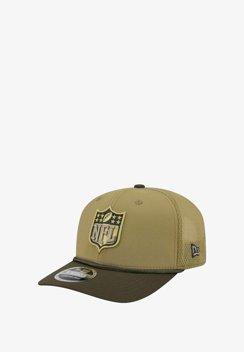 Casquette de baseball kaki avec une couronne arrondie, une visière plate et un logo NFL brodé en or et gris à l'avant. Côtés en mesh pour la respirabilité.