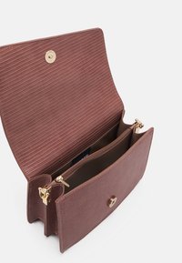 Borsa a mano rettangolare in pelle rosa con superficie texturizzata, accessori in oro, chiusura a scatto e due scomparti, di cui uno con cerniera.