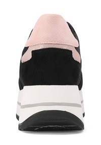 Sneaker nera e rosa realizzata in materiali scamosciati e in rete, con una suola spessa bianca e grigia, tallone texturizzato e dettagli lisci rosa.