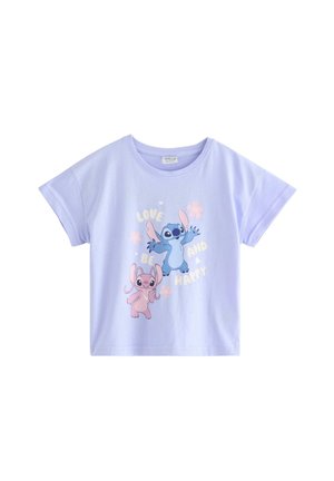 Lyse lilla kortærmet t-shirt med blå og lyserøde animerede figurer og teksten "Elsk, vær og vær glad" omgivet af blomster.