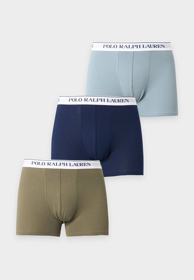 Τρία ανδρικά μπόξερ Polo Ralph Lauren σε ανοιχτό μπλε, σκούρο μπλε και ελιά πράσινο με λευκές ζώνες μέσης με το λογότυπο.