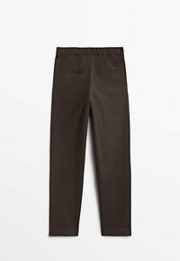 Pantalon brun, coupe ajustée, avec une ceinture élastique, présentant deux poches arrière et une texture subtile, orienté avec l'arrière vers le haut.