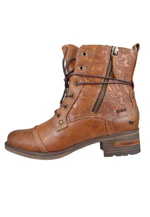 Bottines marron en cuir texturé avec motifs floraux, lacets, fermeture éclair latérale et un petit talon empilé. Les accents comprennent des accessoires en métal.