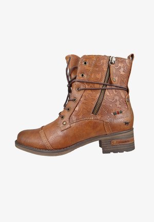 Braune Knöchelstiefel aus strukturiertem Leder mit floralen Mustern, Schnürsenkeln, seitlichem Reißverschluss und niedrigem Blockabsatz. Akzente sind unter anderem metallische Beschläge.