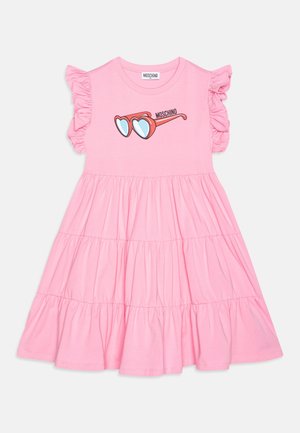Vestido de algodón rosa con mangas con volantes, falda en capas y gráfico de gafas de sol en forma de corazón. Presenta un escote redondo y el logo de la marca.